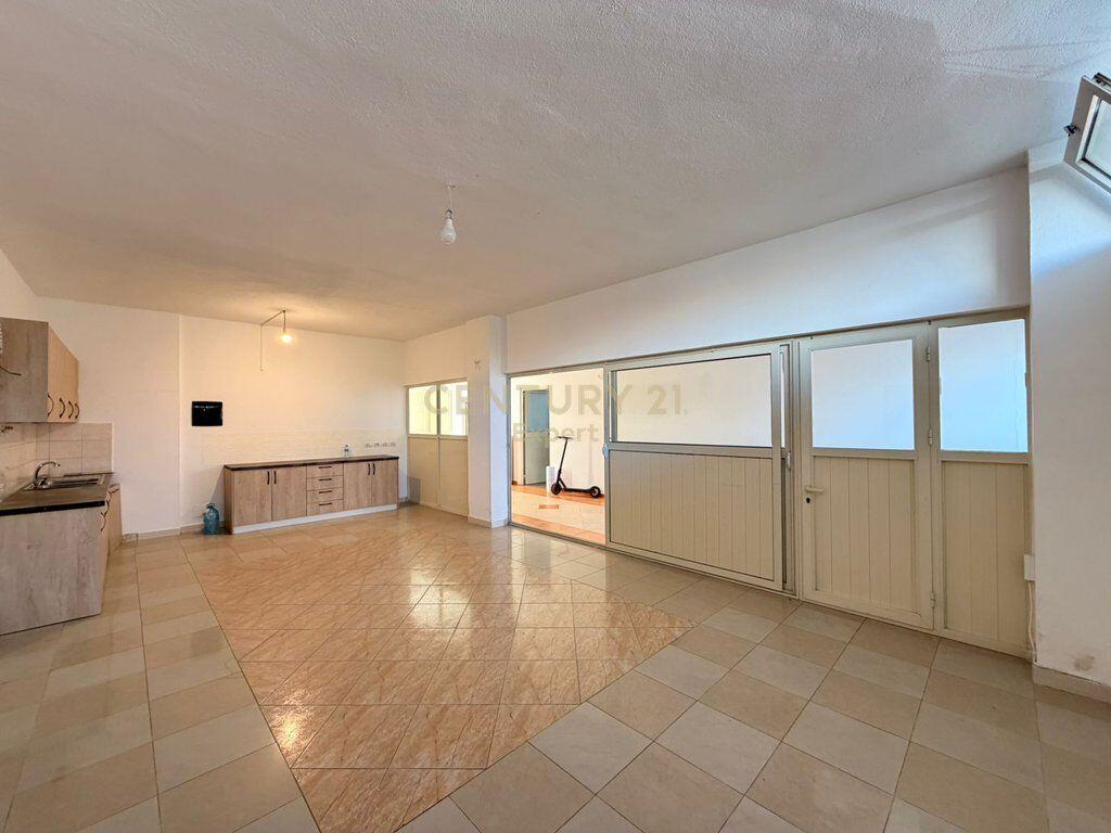 AFFITTASI VILLA SU 4 PIANI VICINO AL GLOBE CENTER !!!! 3.500 € /Mese Sup. Totale 614m2