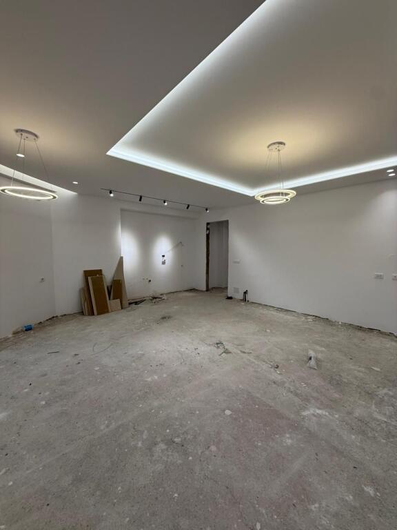 APARTAMENT 2+1 NË SHITJE - ZONA ALI DEMI, PALLATI I SPAR