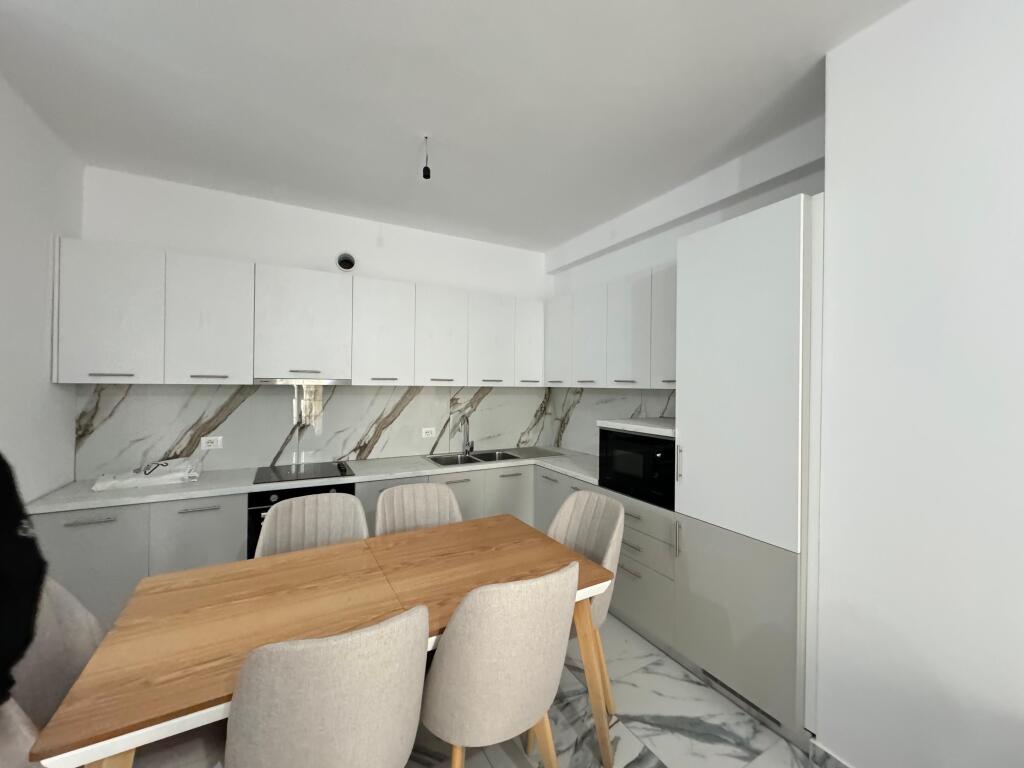 Affitto, Appartamento 2+1 Indirizzo: Complesso Grand Gallery, Yzberisht 2° piano, nuovo edificio con 4 ascensori Appena arredato Prezzo 50.000 lek nuovi