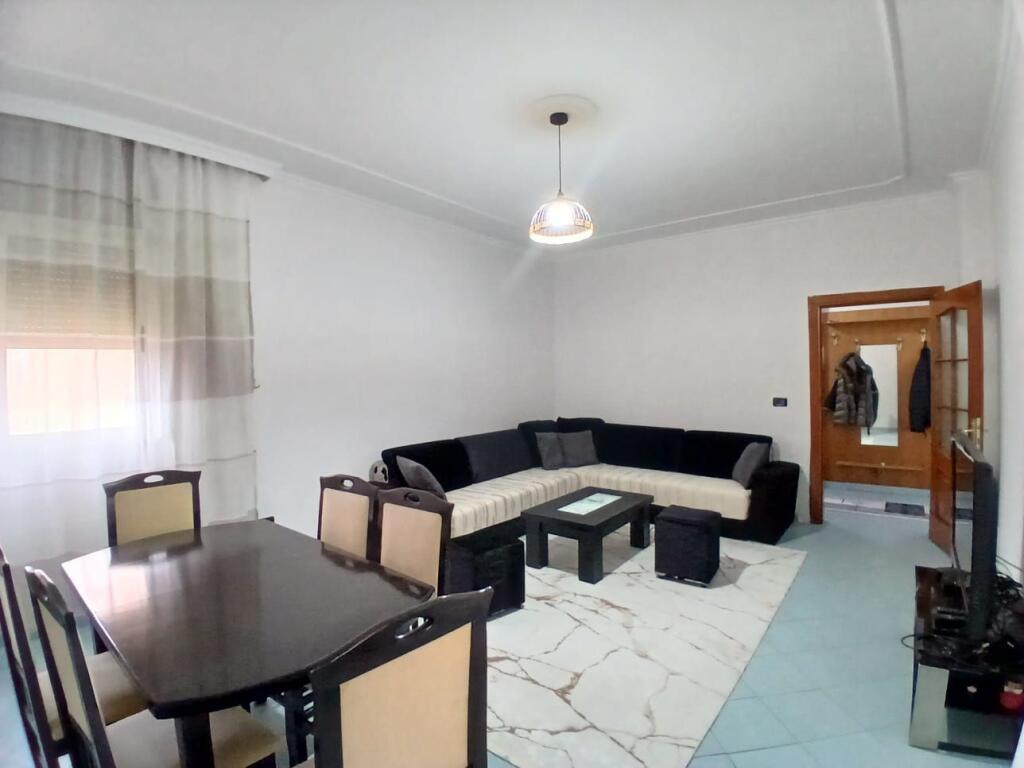 Jepet me qera 3+2 mobiluar mine peza 75000 lek e