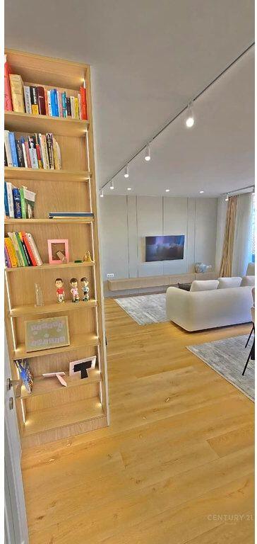 SHITET APARTAMENT 2+1+2 ME 3 BALLKONE + PARKIM, tek LIQENI I THATË!