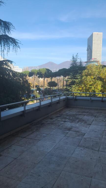 Jepet  me qera ambient  biznesi  3 +1+2  sky towers  