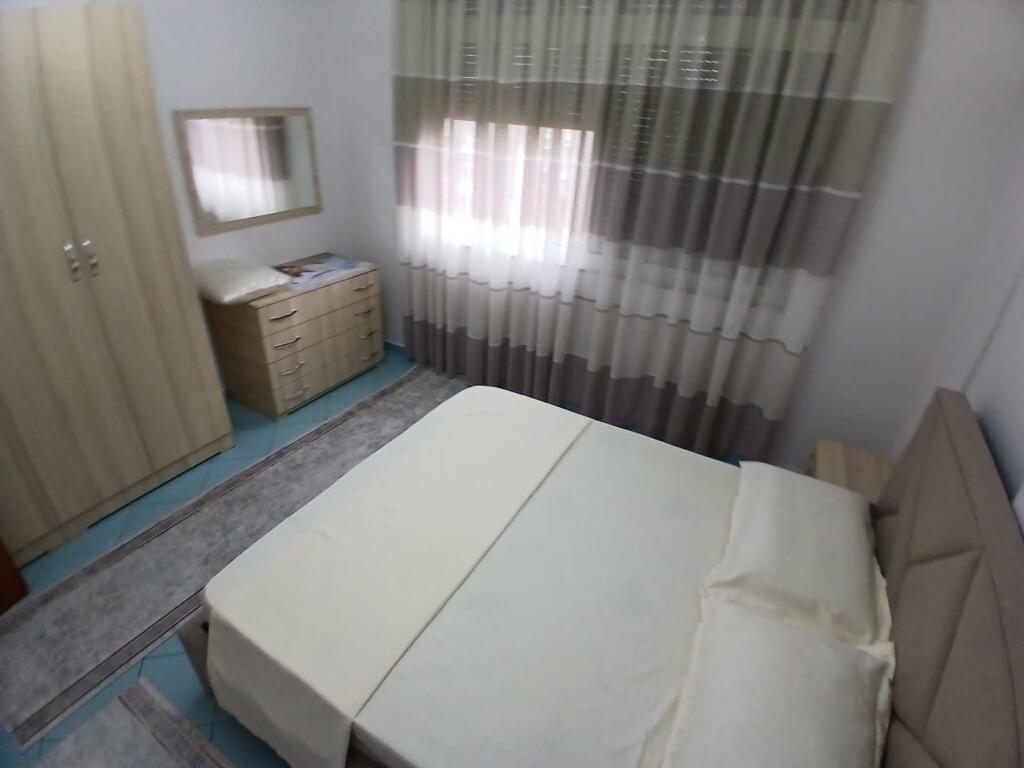 Jepet me qera 3+2 mobiluar mine peza 75000 lek e