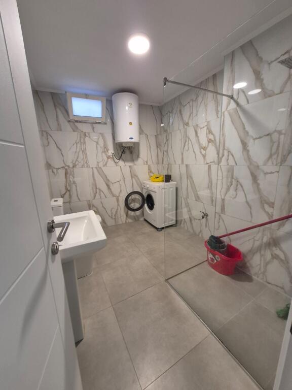 1+1,shpi private 1 kateshe,te barrikadat,500 mije leke