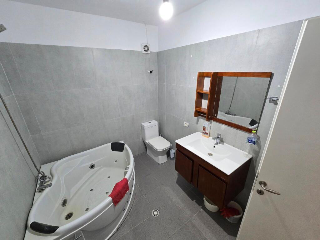 Jepet apartament me qera 2+1 pjeserisht i mobiluar tek Favina