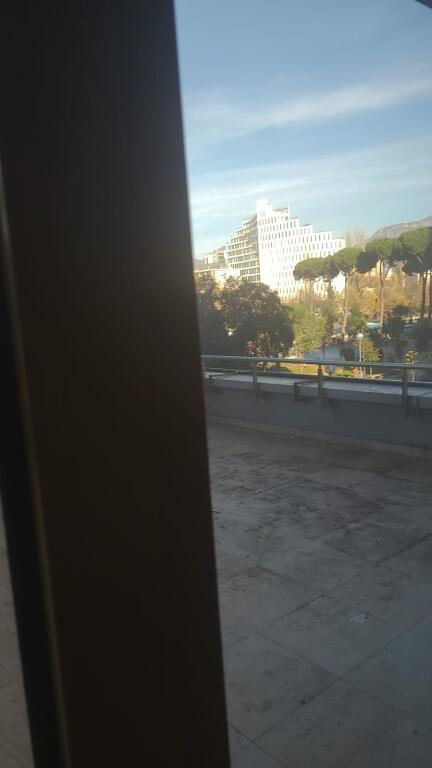 Jepet  me qera ambient  biznesi  3 +1+2  sky towers  