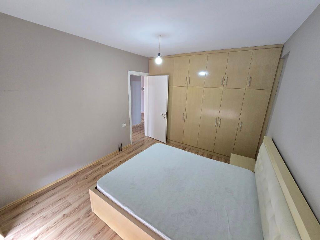 Jepet apartament me qera 2+1 pjeserisht i mobiluar tek Favina