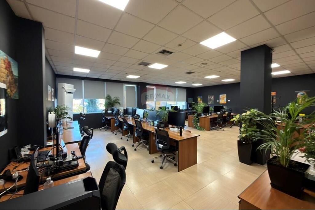 Zyre 230m2 per qira, Rruga e Kavajes!