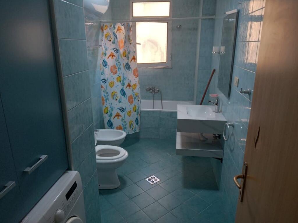 Apartament 2+1 me qira tek Komuna e Parisit!