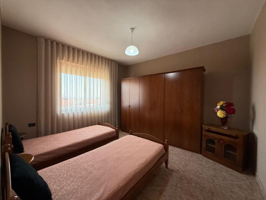 🏠Kodra e Priftit,Rruga Paro Kita jepet me qera katin e 3 –te te nje vile, 2+1+2,i mobiluar. 55,000Leke