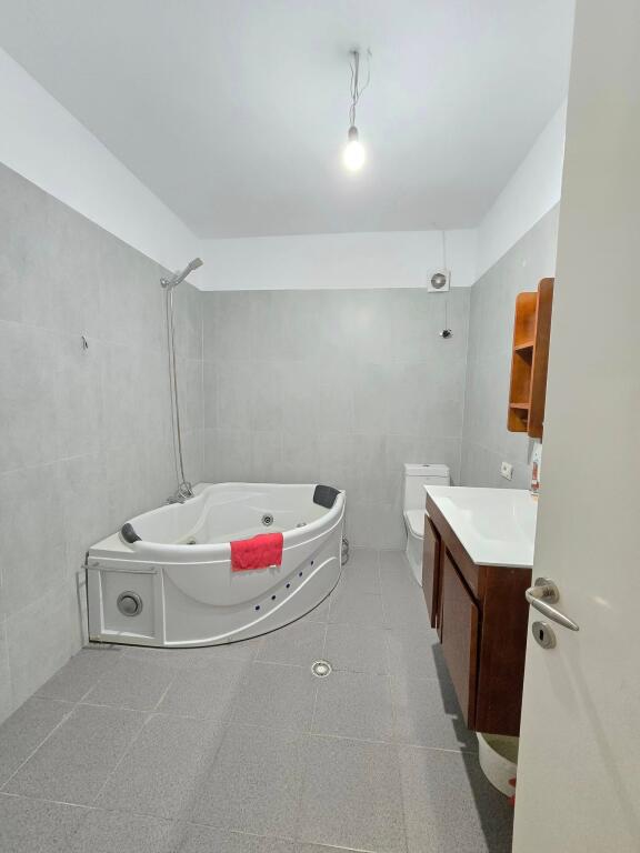 Jepet apartament me qera 2+1 pjeserisht i mobiluar tek Favina