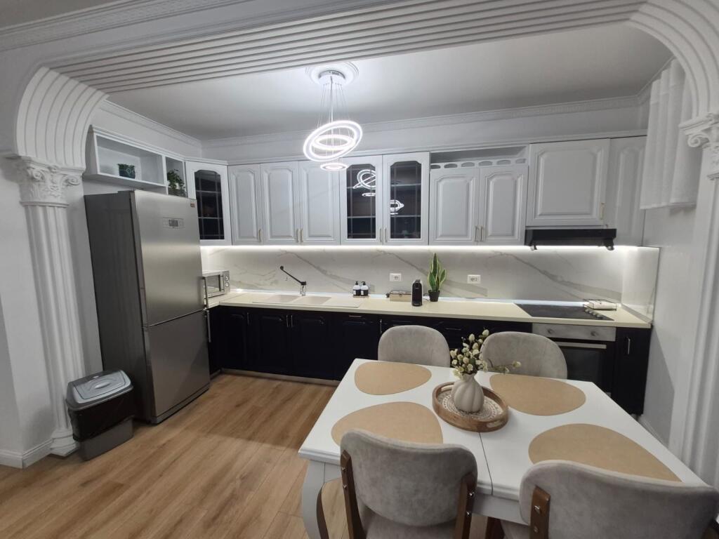 1+1, luxury furnished near Partizani high school, 500 euros, also for bnb