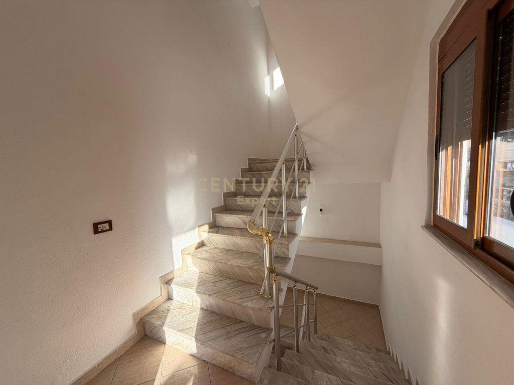 AFFITTASI VILLA SU 4 PIANI VICINO AL GLOBE CENTER !!!! 3.500 € /Mese Sup. Totale 614m2