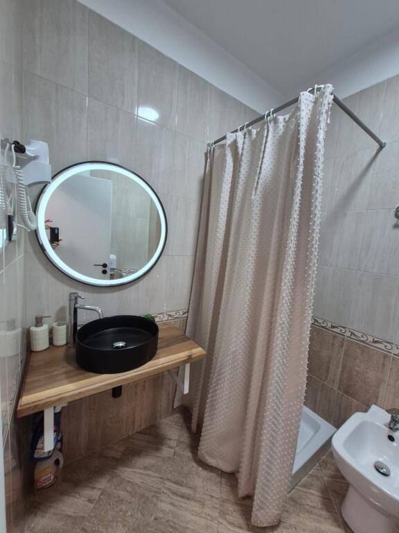 1+1, luxury furnished near Partizani high school, 500 euros, also for bnb