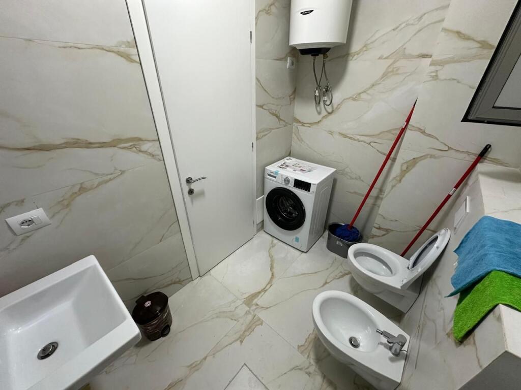 Qera Apartament 1+1+Post Parkimi, Pazari i Ri Tirane