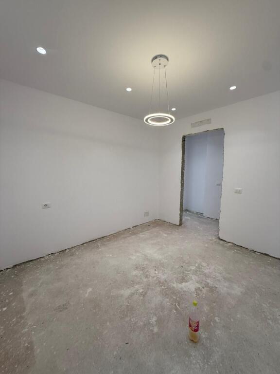 APARTAMENT 2+1 NË SHITJE - ZONA ALI DEMI, PALLATI I SPAR