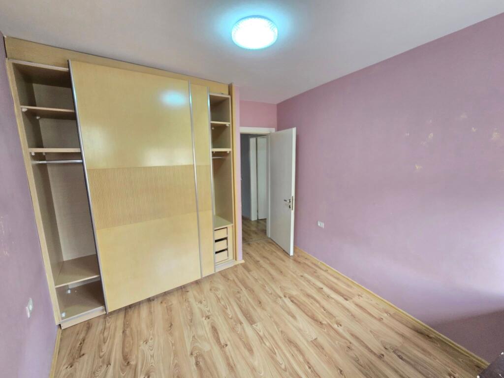 Jepet apartament me qera 2+1 pjeserisht i mobiluar tek Favina