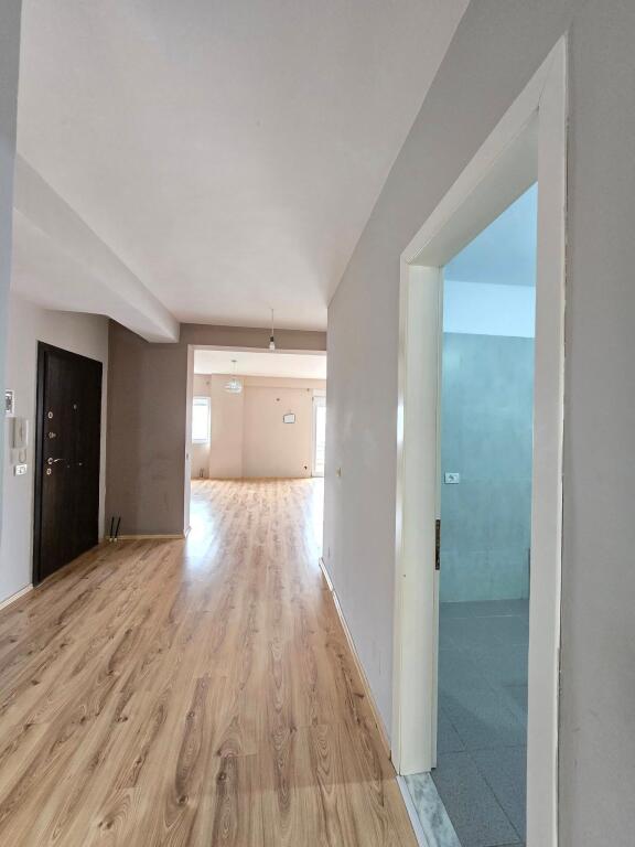 Jepet apartament me qera 2+1 pjeserisht i mobiluar tek Favina