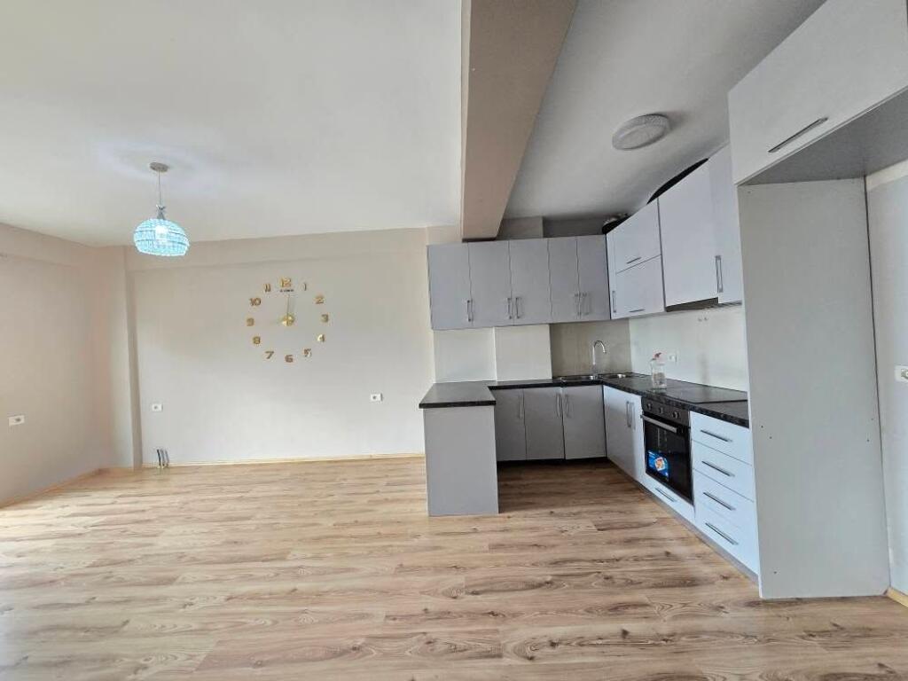 Jepet apartament me qera 2+1 pjeserisht i mobiluar tek Favina
