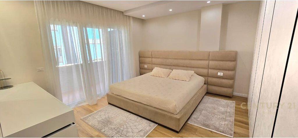 SHITET APARTAMENT 2+1+2 ME 3 BALLKONE + PARKIM, tek LIQENI I THATË!