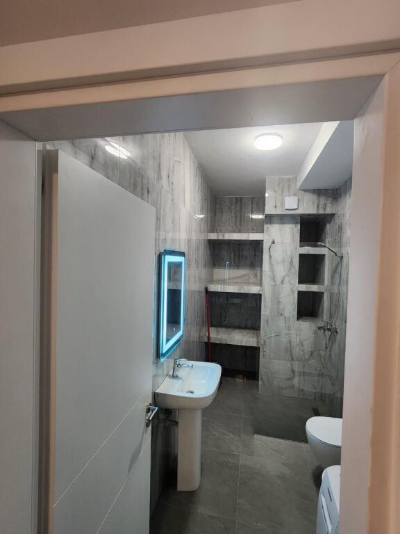 Apartment 1+1 for rent at Komuna e Parisit: 75,000 Leke