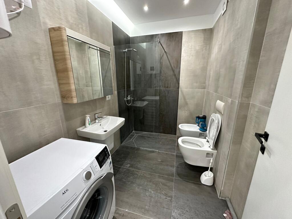 ✨ Super Apartament me Qira 2+1 + 2 Tualete + Post Parkimi📍 Vendndodhja: Rruga e Kosovareve💰 Çmimi: 1800 € / muaj