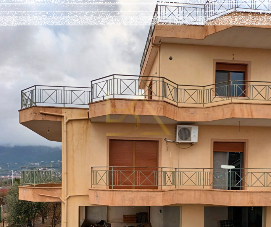 Shitet – Vilë 4-Katëshe, Shkozet, Tiranë