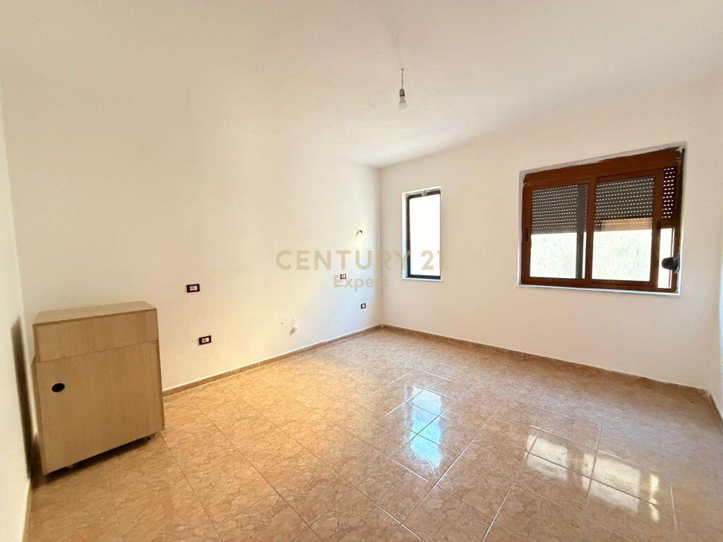 AFFITTASI VILLA SU 4 PIANI VICINO AL GLOBE CENTER !!!! 3.500 € /Mese Sup. Totale 614m2