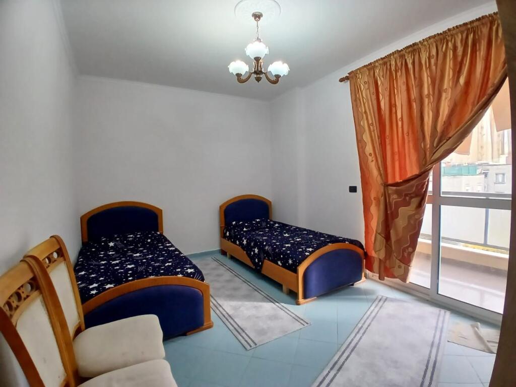 Jepet me qera 3+2 mobiluar mine peza 75000 lek e