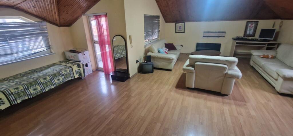 Jepet me qera vile 2-kateshe te Brryli