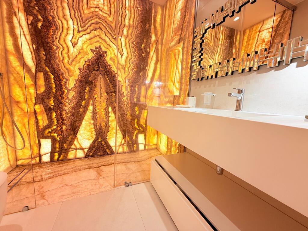 Shitet apartament modern me verandë  Pranë Kopshtit Botanik