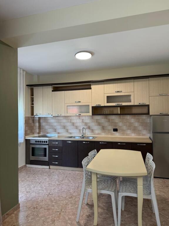 🏠Kodra e Priftit,Rruga Paro Kita jepet me qera katin e 3 –te te nje vile, 2+1+2,i mobiluar. 55,000Leke