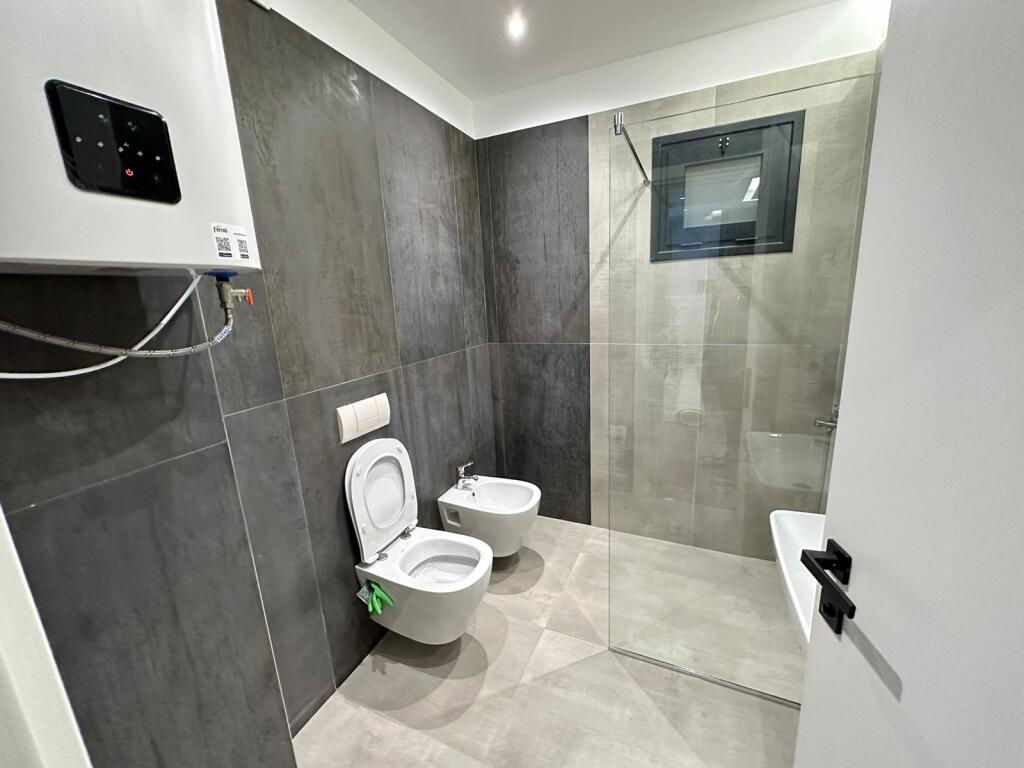 ✨ Super Apartament me Qira 2+1 + 2 Tualete + Post Parkimi📍 Vendndodhja: Rruga e Kosovareve💰 Çmimi: 1800 € / muaj