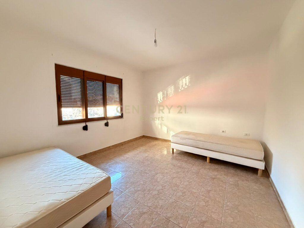 AFFITTASI VILLA SU 4 PIANI VICINO AL GLOBE CENTER !!!! 3.500 € /Mese Sup. Totale 614m2