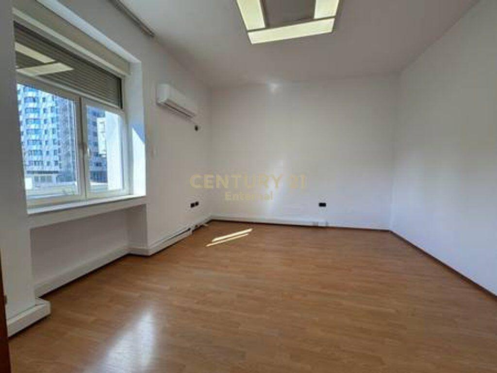 Jepet per QIra Ambjent per Zyra te Blv. Deshmoret e Kombit