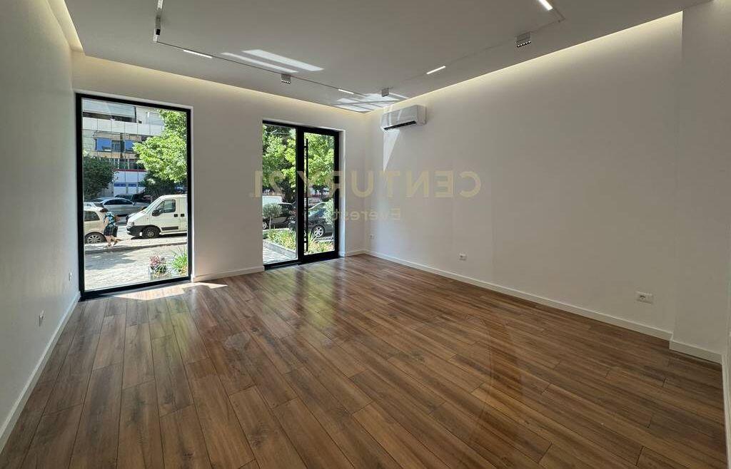 JAPIM AMBIENT KOMERCIAL ME QIRA PRANE SQUARE 21