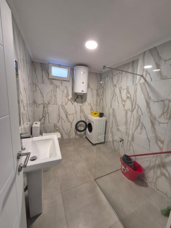 1+1,shpi private 1 kateshe,te barrikadat,500 mije leke