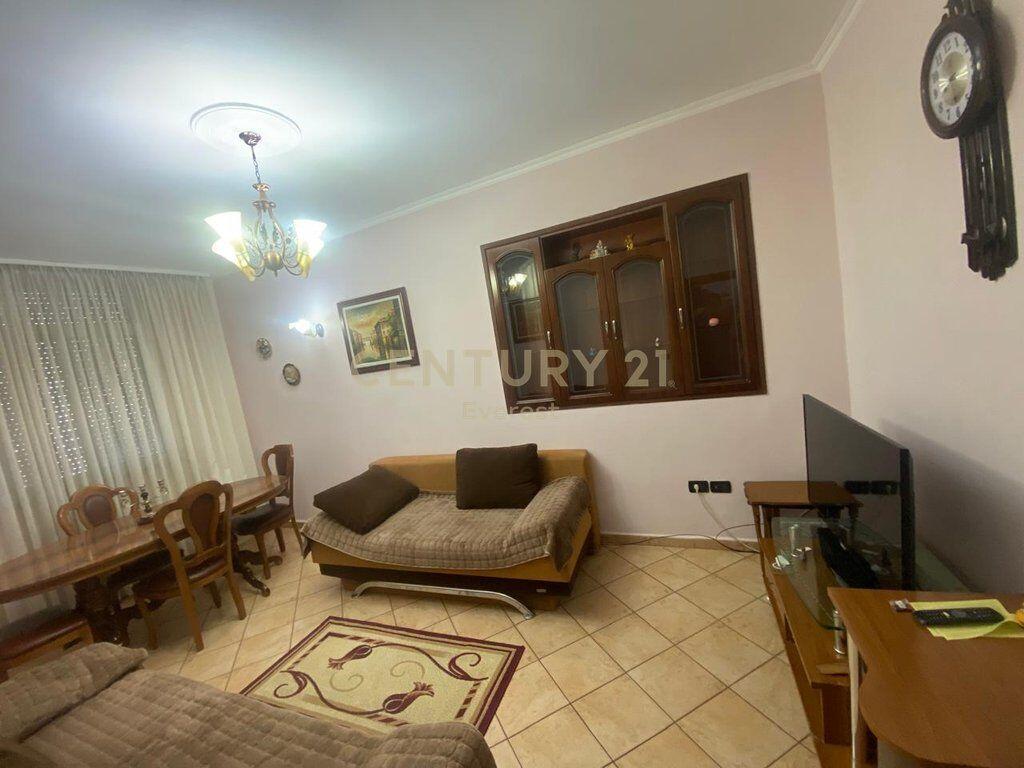 RRUGA E BARIKADAVE, WE RENT 2+1 APARTMENT