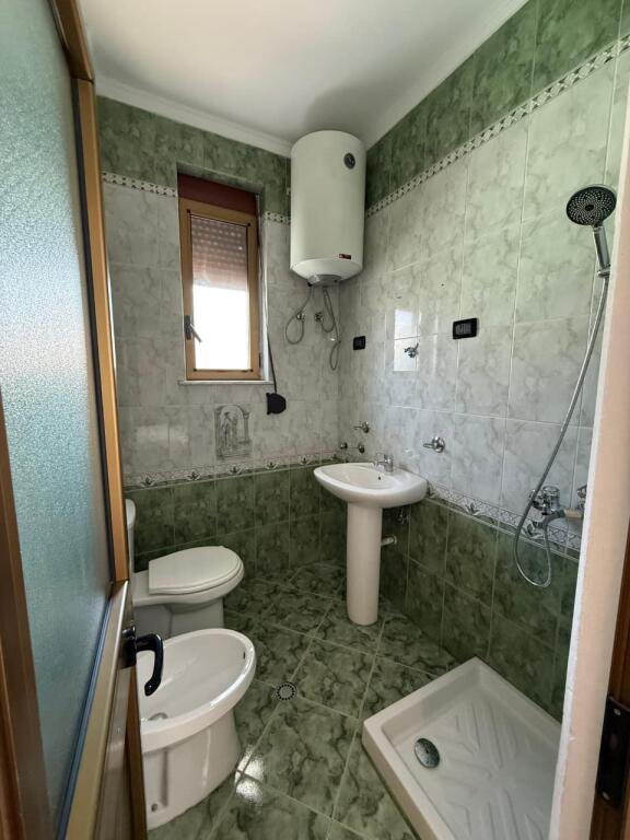 🏠Kodra e Priftit,Rruga Paro Kita jepet me qera katin e 3 –te te nje vile, 2+1+2,i mobiluar. 55,000Leke