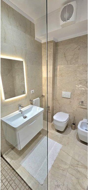 SHITET APARTAMENT 2+1+2 ME 3 BALLKONE + PARKIM, tek LIQENI I THATË!