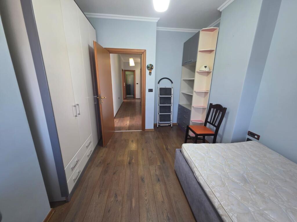 🏢A few minutes away from Selvise, the Halili Complex offers for rent a 2+1+2 apartment, furnished. 80,000 Leke.    