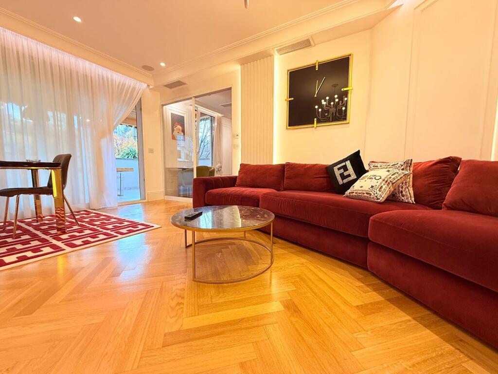 Shitet apartament modern me verandë  Pranë Kopshtit Botanik