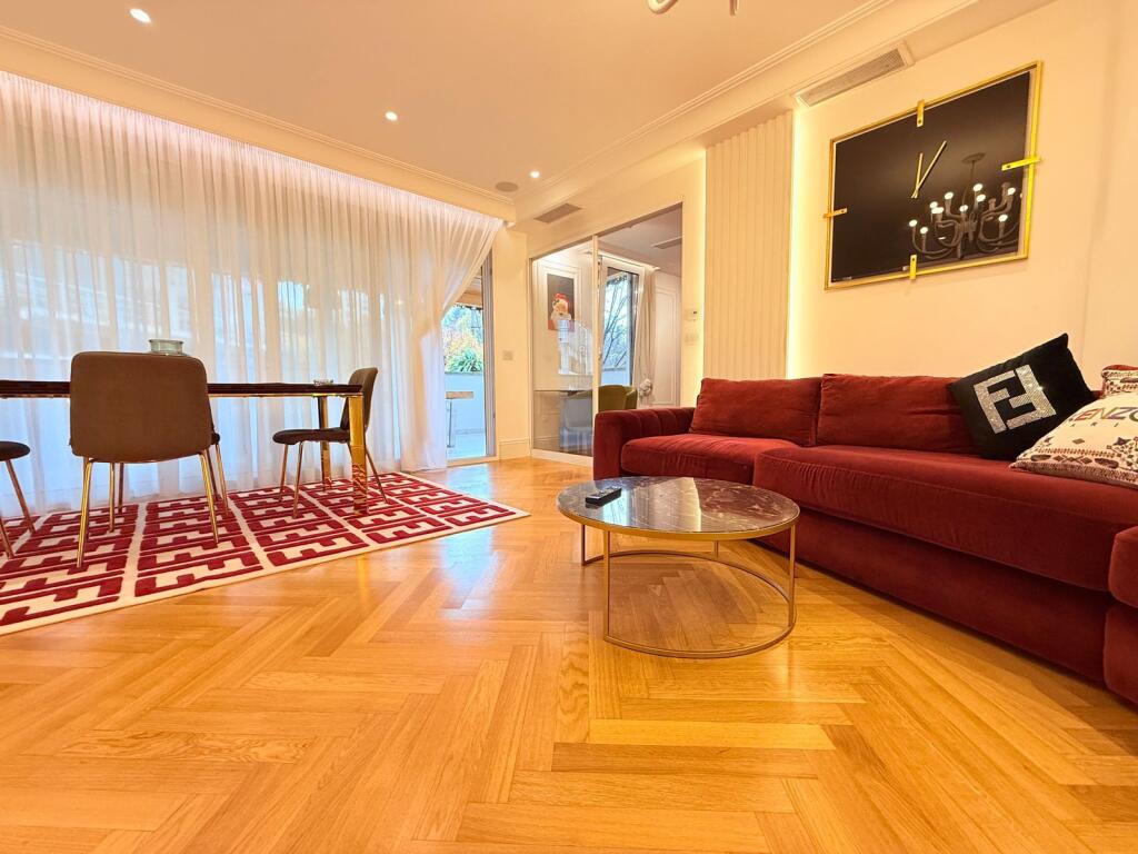 Shitet apartament modern me verandë  Pranë Kopshtit Botanik