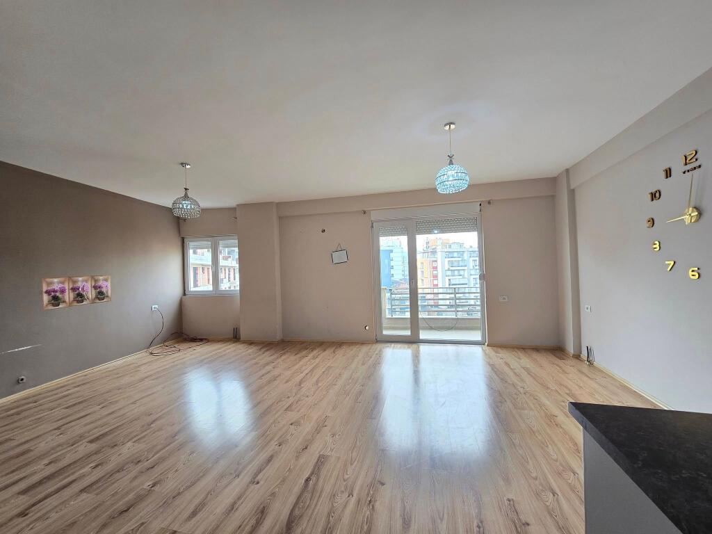 Jepet apartament me qera 2+1 pjeserisht i mobiluar tek Favina