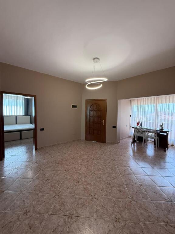 🏠Kodra e Priftit,Rruga Paro Kita jepet me qera katin e 3 –te te nje vile, 2+1+2,i mobiluar. 55,000Leke