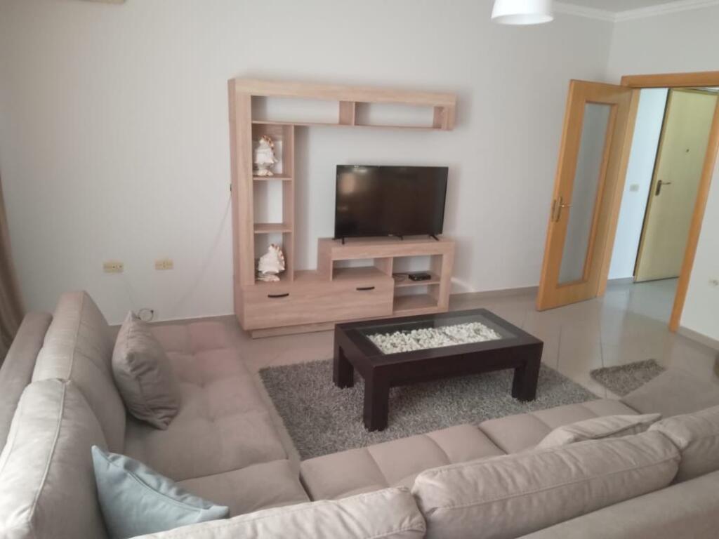 Apartament 2+1 me qira tek Komuna e Parisit!