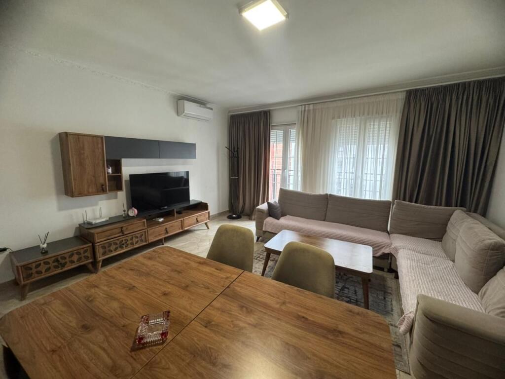 🏠 Jepet apartament  1+1 me qira – Zona 5 Maj!!!