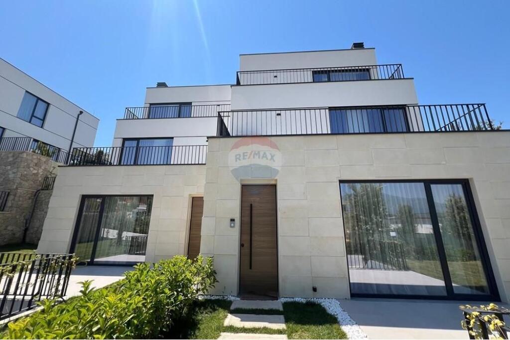 VILË MODERNE NË FOREST RESIDENCE – LIQENI I THATË