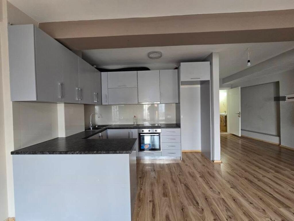 Jepet apartament me qera 2+1 pjeserisht i mobiluar tek Favina