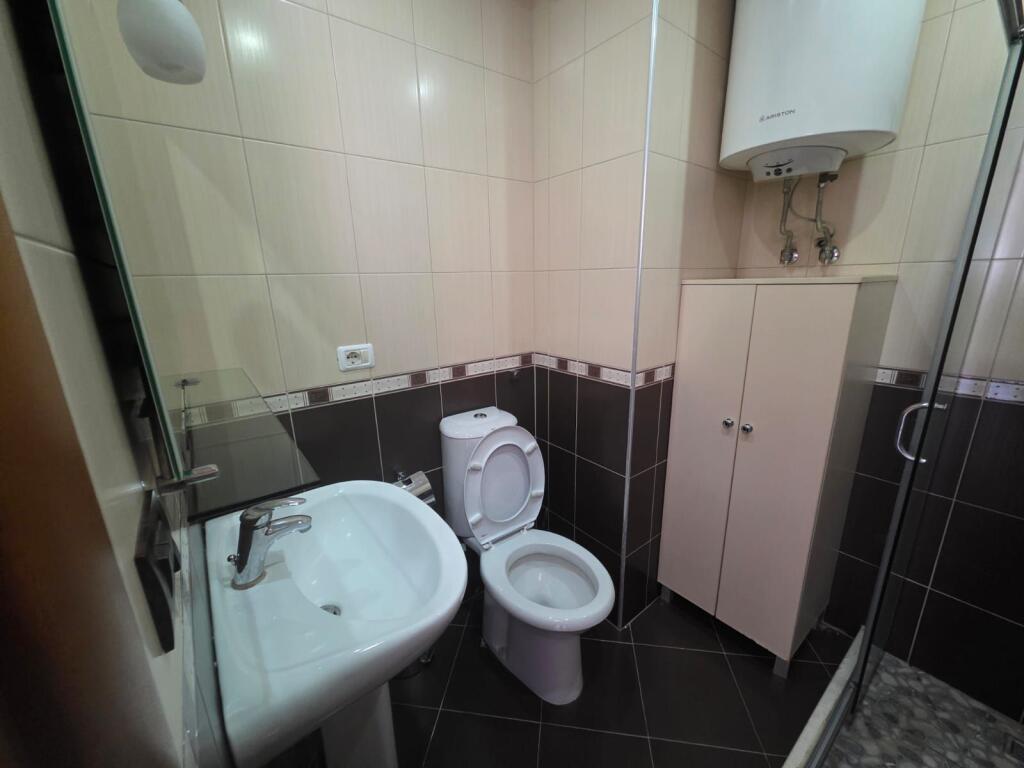 🏢A few minutes away from Selvise, the Halili Complex offers for rent a 2+1+2 apartment, furnished. 80,000 Leke.    